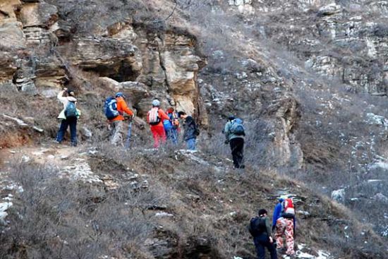 户外运动爱好者安全意识不足致登山事故多发。