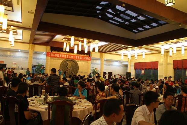 2014中国国际露营大会东平站开幕式再现水浒聚义情景(图1)