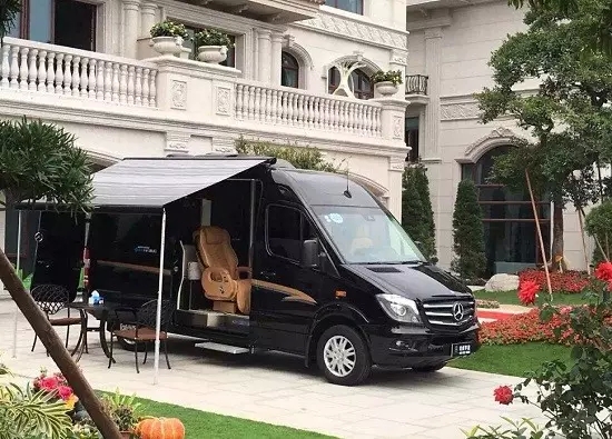 海南南星奔驰汽车助阵露博会:随时随地都能体验独特与尊贵(图4) 海南南星奔驰汽车助阵露博会:随时随地都能体验独特与尊贵(图4)
