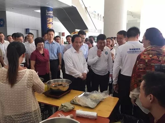 海南省省长刘赐贵一行考察露博会展馆——要求促进旅游创新加快产业发展(图3) 海南省省长刘赐贵一行考察露博会展馆——要求促进旅游创新加快产业发展(图3)