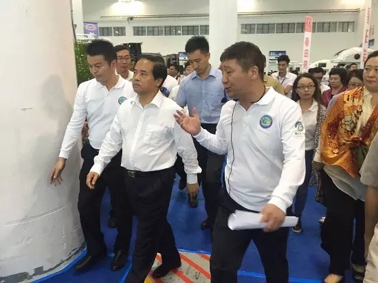 海南省省长刘赐贵一行考察露博会展馆——要求促进旅游创新加快产业发展(图4) 海南省省长刘赐贵一行考察露博会展馆——要求促进旅游创新加快产业发展(图4)