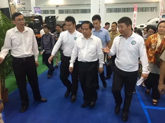 海南省省长刘赐贵一行考察露博会展馆——要求促进旅游创新加快产业发展(图2) 海南省省长刘赐贵一行考察露博会展馆——要求促进旅游创新加快产业发展(图2)