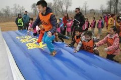 中国国际露营大会举办“小勇士挑战赛” 百名青少年体验户外运动乐趣