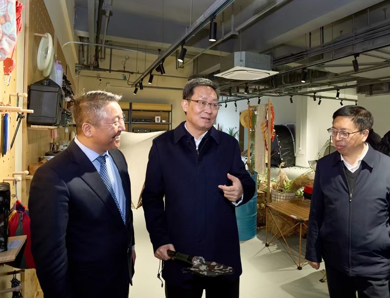 金华市委书记朱重烈到露营之家全球优选(金华)供应链贸易中心调研(图1) 金华市委书记朱重烈到露营之家全球优选(金华)供应链贸易中心调研(图1)