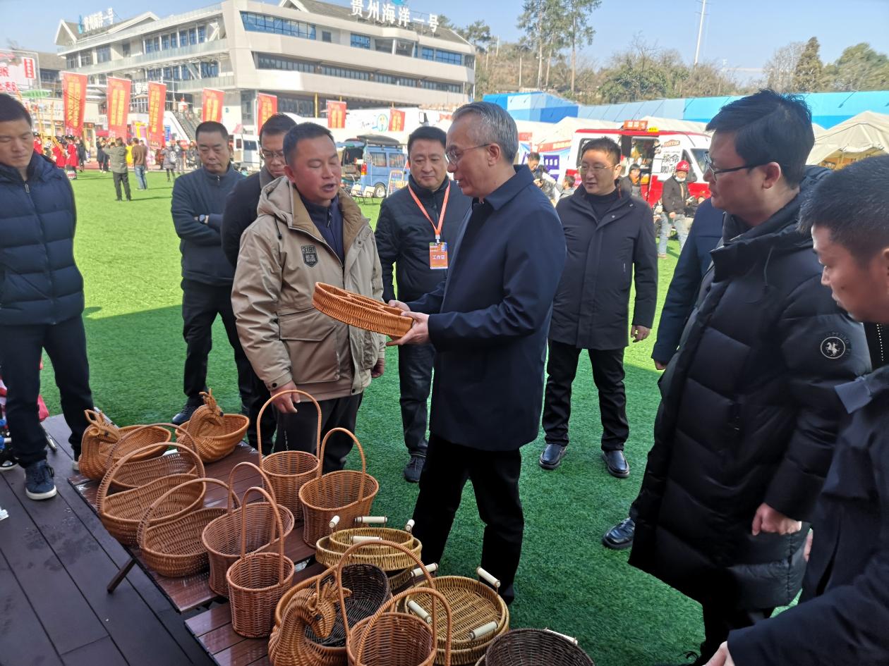 蔡朝林副省长莅临露营之家贵州云仓新年特卖会考察调研(图5)