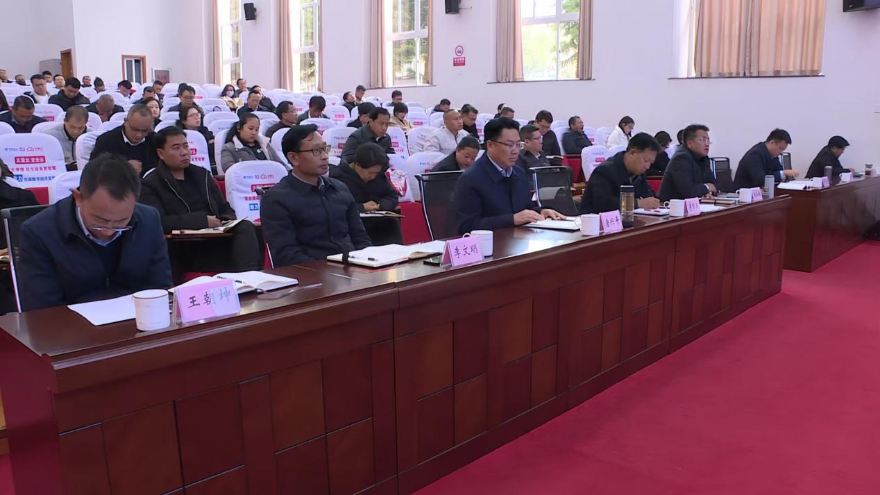 李守文主席在沧源县委礼堂开展露营产业与文旅融合发展讲座(图1)