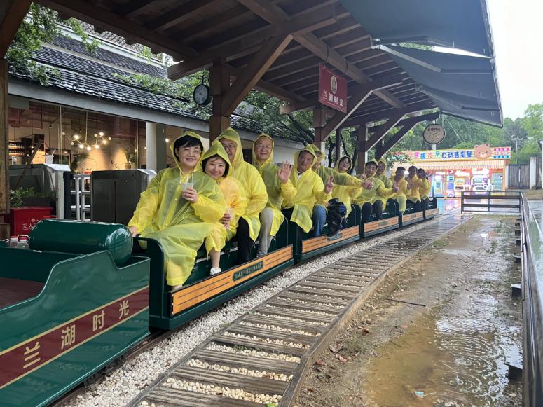 新疆天山天池景区管委会、新疆昌吉州文旅集团、新疆旅游协会一行赴金华露营之家全球供应链贸易中心考察调研(图8) 新疆天山天池景区管委会、新疆昌吉州文旅集团、新疆旅游协会一行赴金华露营之家全球供应链贸易中心考察调研(图8)