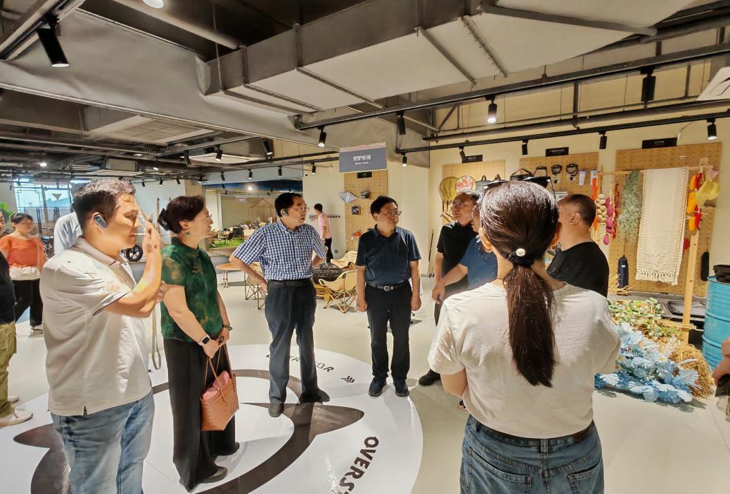 中国风景名胜区协会会长张永利一行到露营之家供应链贸易中心考察调研(图6) 中国风景名胜区协会会长张永利一行到露营之家供应链贸易中心考察调研(图6)