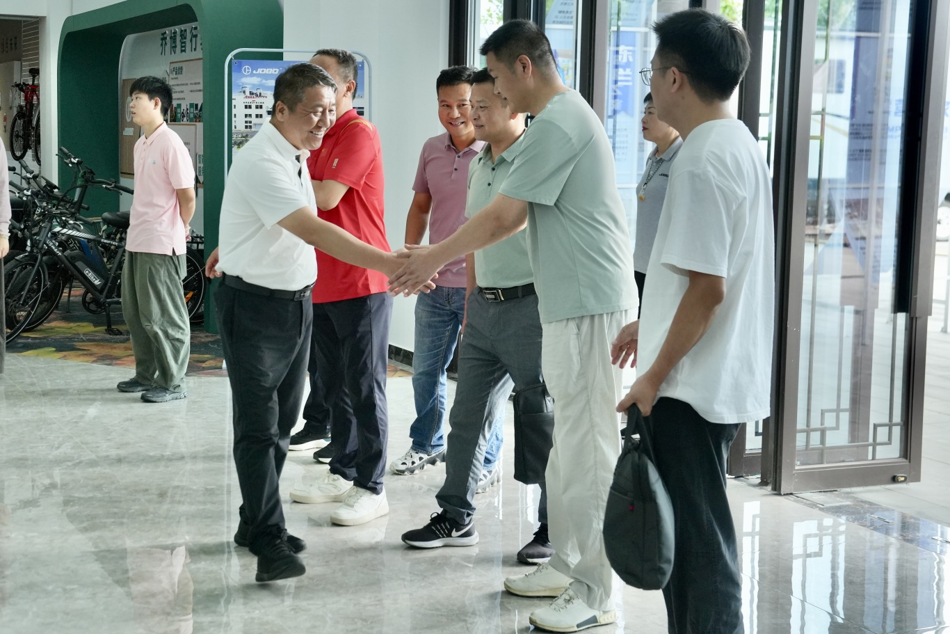 潜山市市委常委、天柱山管委会副主任舒寒冰一行到露营之家供应链贸易中心考察交流(图2)