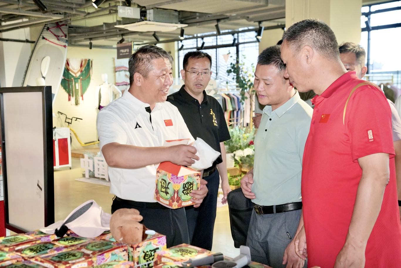 潜山市市委常委、天柱山管委会副主任舒寒冰一行到露营之家供应链贸易中心考察交流(图3)