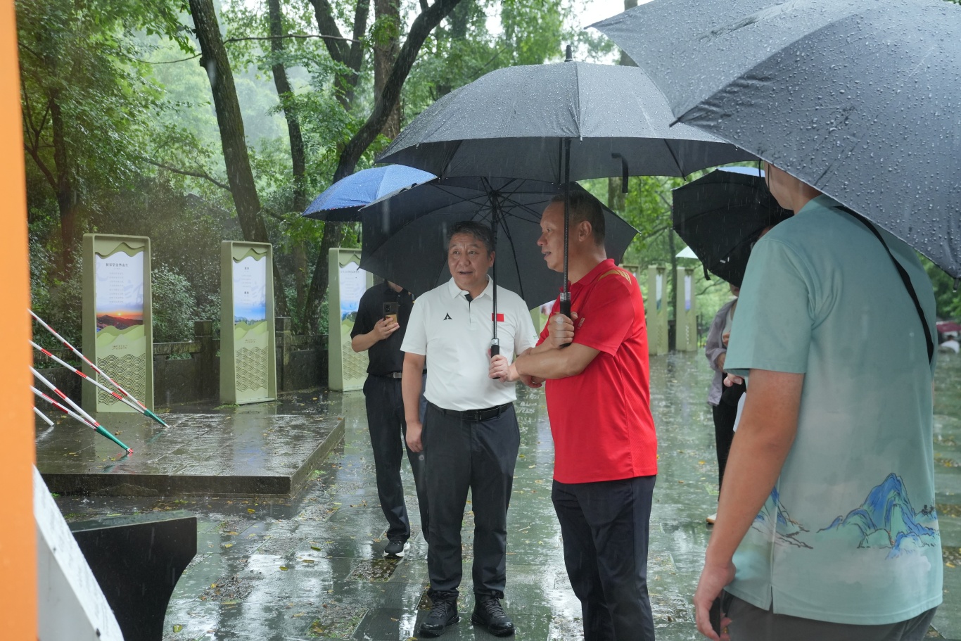 潜山市市委常委、天柱山管委会副主任舒寒冰一行到露营之家供应链贸易中心考察交流(图6)