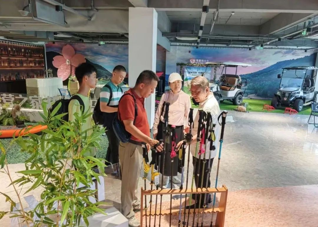 首融控股集团生态产业发展有限公司、 青岛普万投资有限公司赴金华露营之家全球供应链贸易中心考察调研(图3) 首融控股集团生态产业发展有限公司、 青岛普万投资有限公司赴金华露营之家全球供应链贸易中心考察调研(图3)