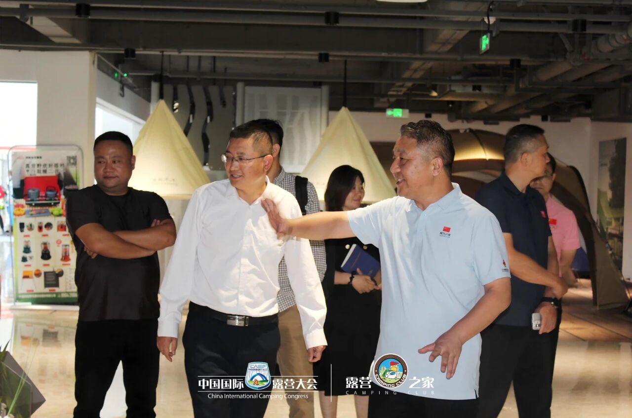 桐城市人民政府周海波一行赴露营之家全球供应链贸易中心考察交流(图3) 桐城市人民政府周海波一行赴露营之家全球供应链贸易中心考察交流(图3)