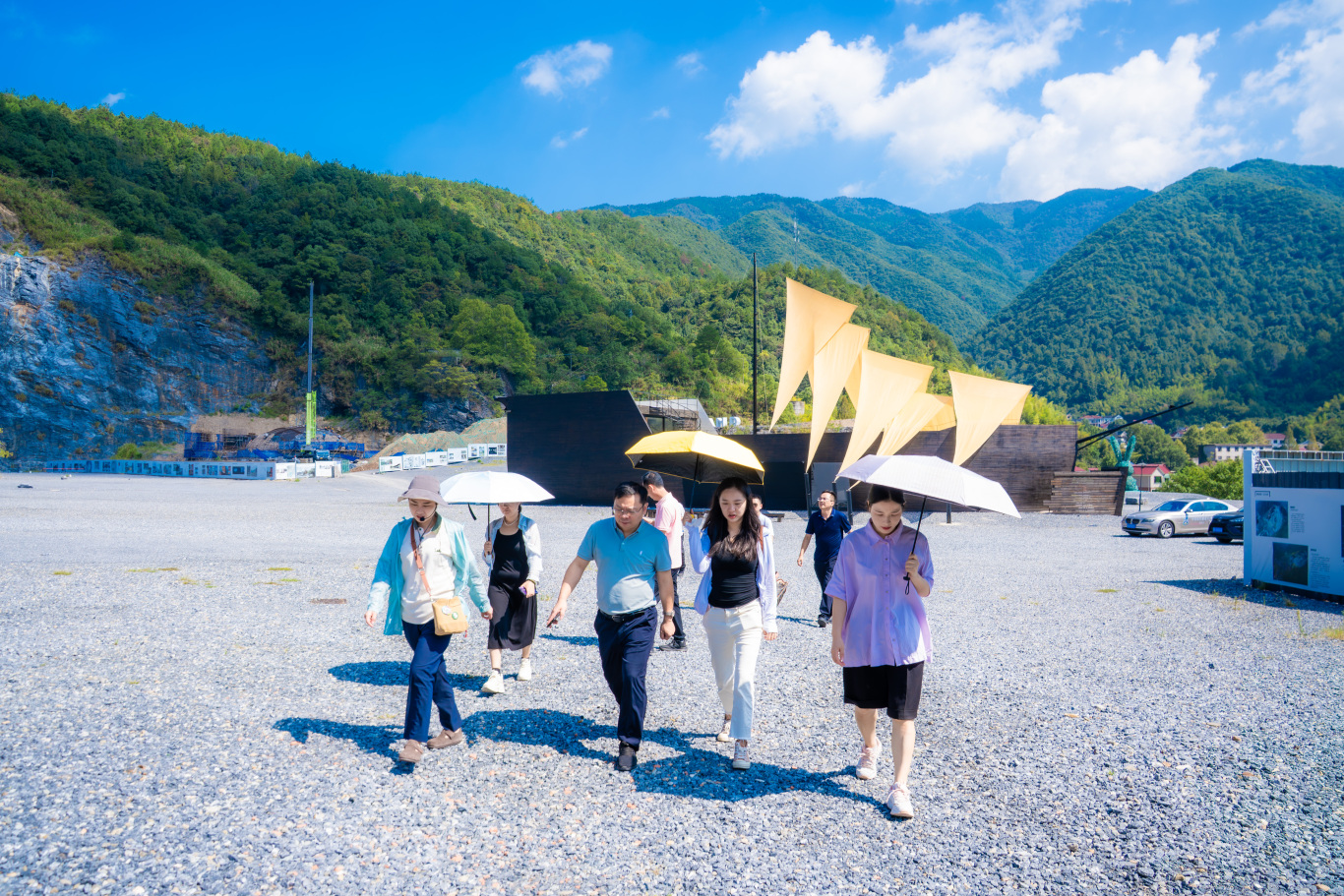 贵旅集团左儒军一行赴金华山考察露营之家供应链贸易中心——探索贵州文体旅融合发展新路径(图1)