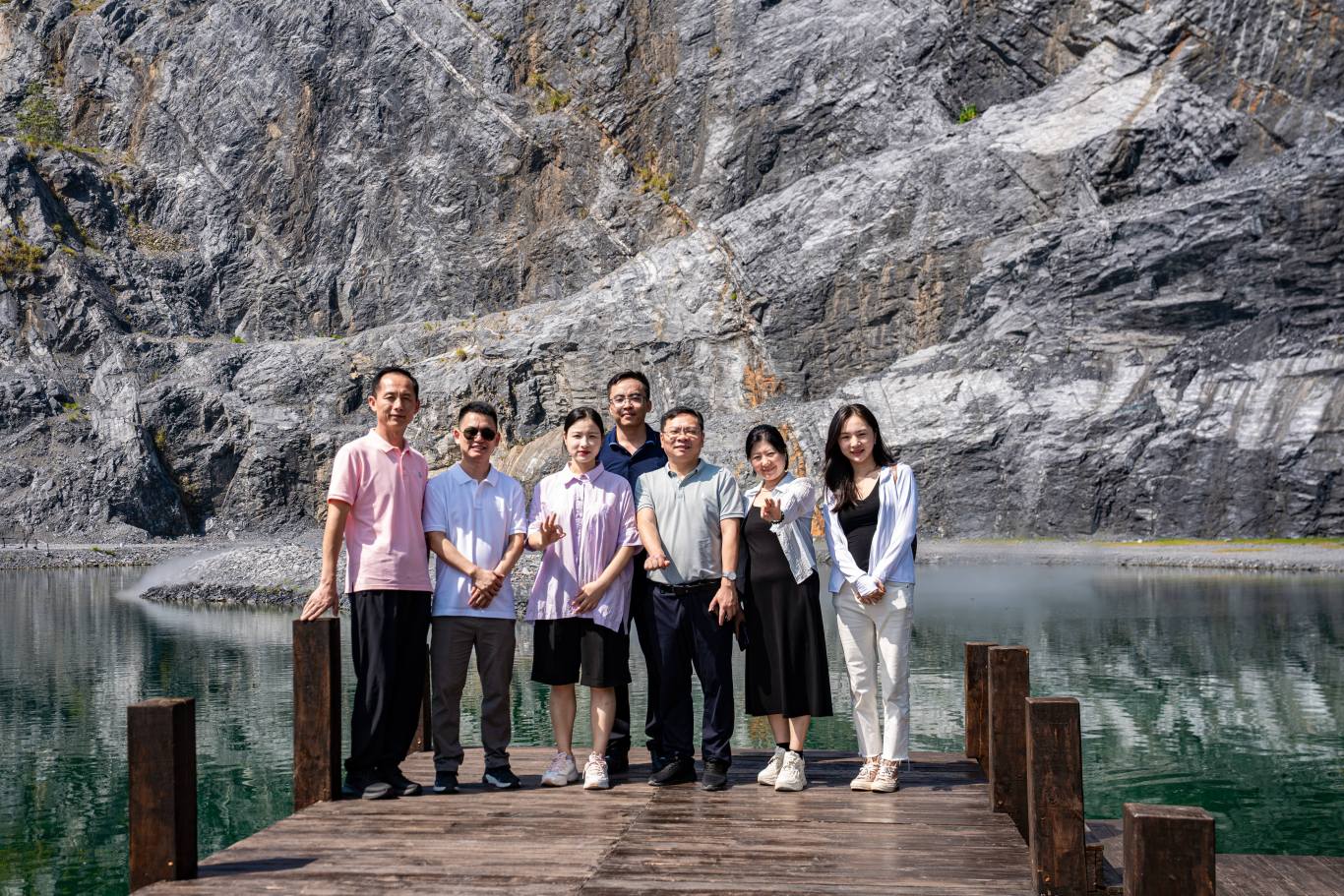 贵旅集团左儒军一行赴金华山考察露营之家供应链贸易中心——探索贵州文体旅融合发展新路径(图2)