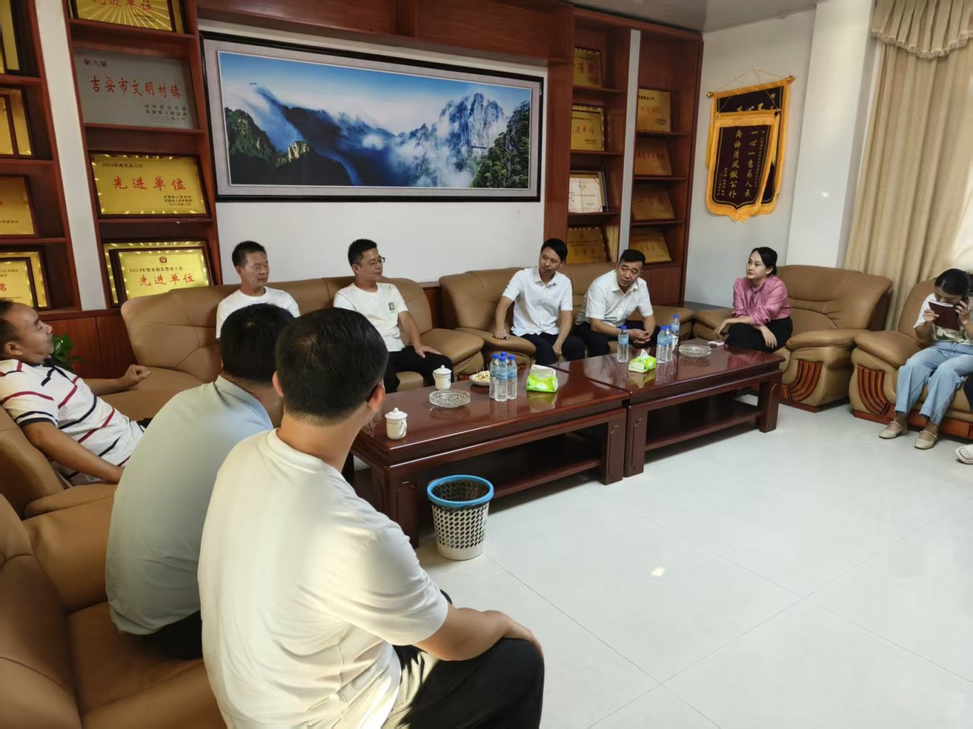 张明治、易明东、李平等率团队调研安福，浒坑镇或成下一个竖屏影视拍摄基地(图2)