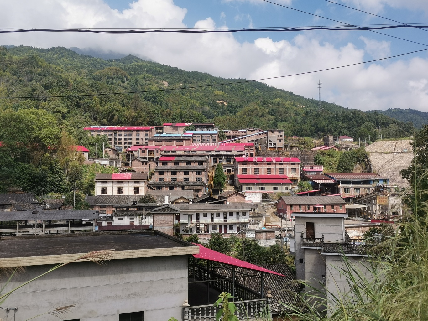 张明治、易明东、李平等率团队调研安福，浒坑镇或成下一个竖屏影视拍摄基地(图1)
