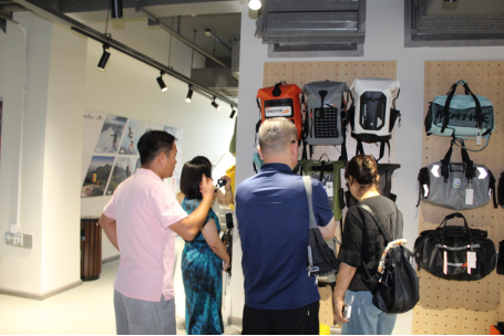青岛市崂山区北宅街道办事处赵菲萍一行考察露营之家全球供应链贸易中心(图5)