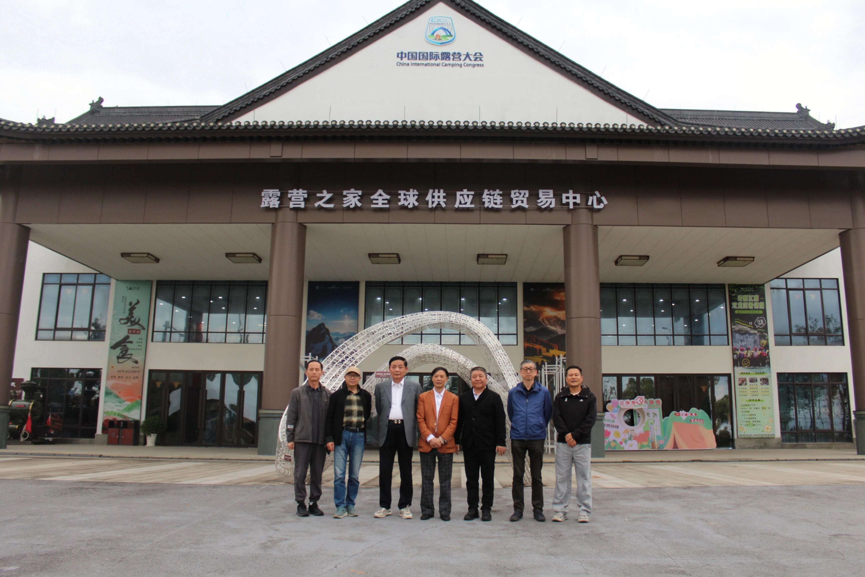 中国(上海)房车露营休闲运动产业联盟秘书长陈晓一行莅临露营之家全球供应链贸易中心考察(图2) 中国(上海)房车露营休闲运动产业联盟秘书长陈晓一行莅临露营之家全球供应链贸易中心考察(图2)