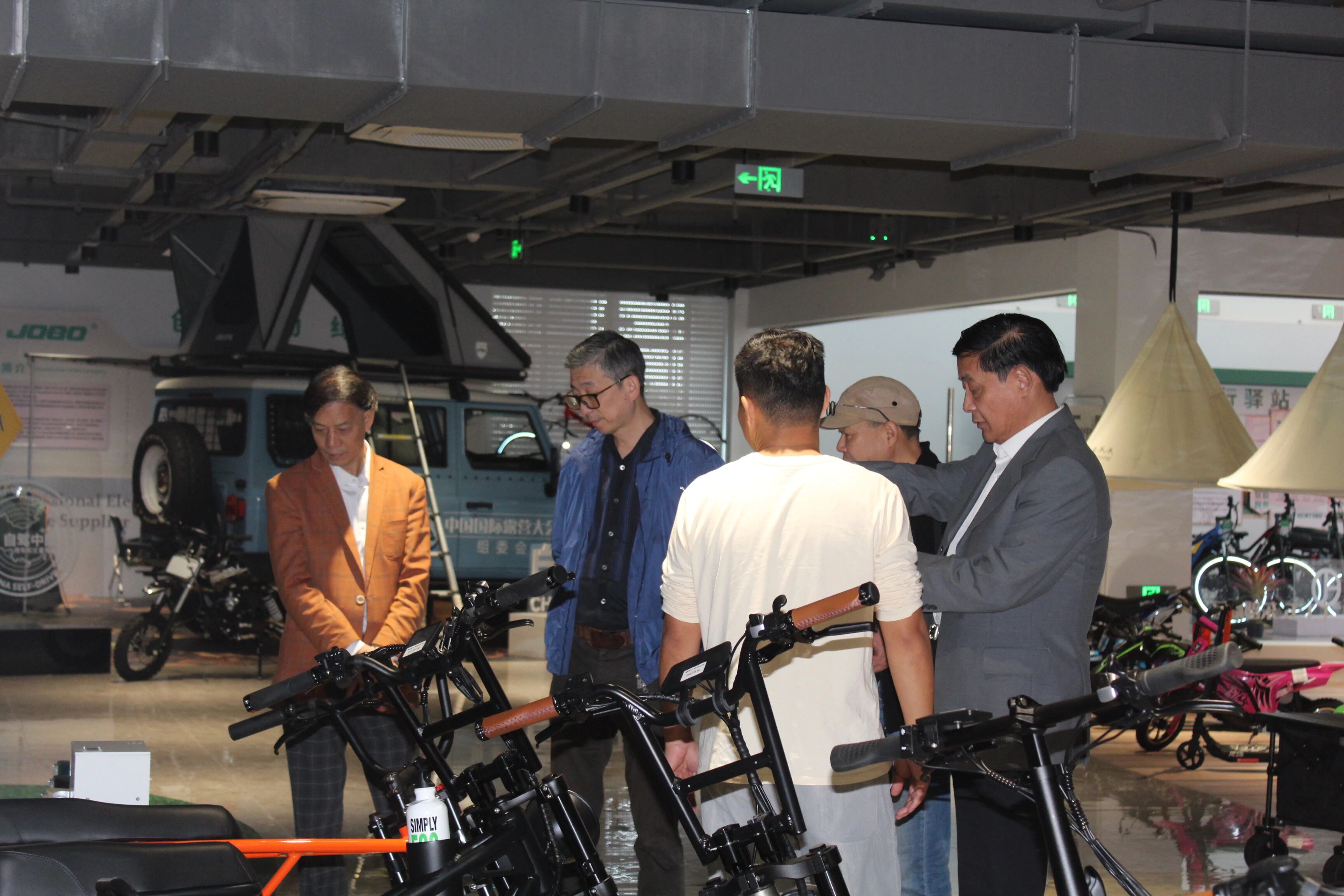 中国(上海)房车露营休闲运动产业联盟秘书长陈晓一行莅临露营之家全球供应链贸易中心考察(图4) 中国(上海)房车露营休闲运动产业联盟秘书长陈晓一行莅临露营之家全球供应链贸易中心考察(图4)