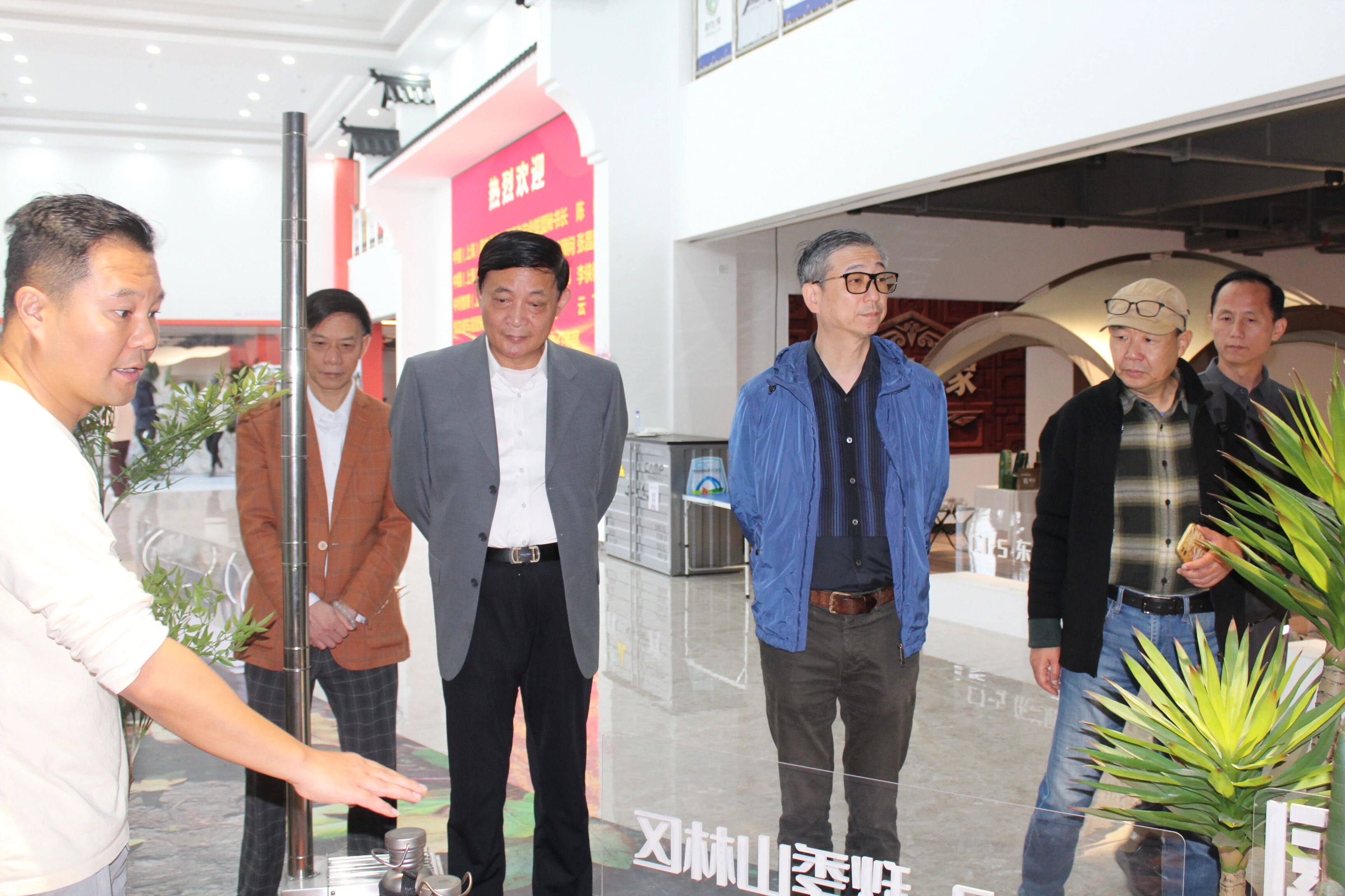 中国(上海)房车露营休闲运动产业联盟秘书长陈晓一行莅临露营之家全球供应链贸易中心考察(图5) 中国(上海)房车露营休闲运动产业联盟秘书长陈晓一行莅临露营之家全球供应链贸易中心考察(图5)