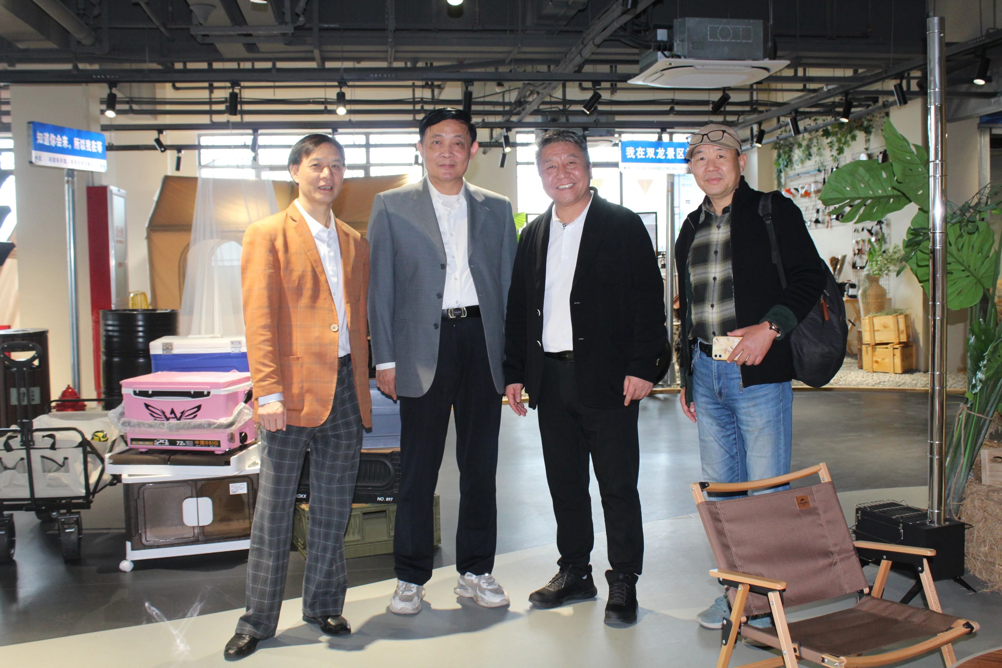 中国(上海)房车露营休闲运动产业联盟秘书长陈晓一行莅临露营之家全球供应链贸易中心考察(图6) 中国(上海)房车露营休闲运动产业联盟秘书长陈晓一行莅临露营之家全球供应链贸易中心考察(图6)