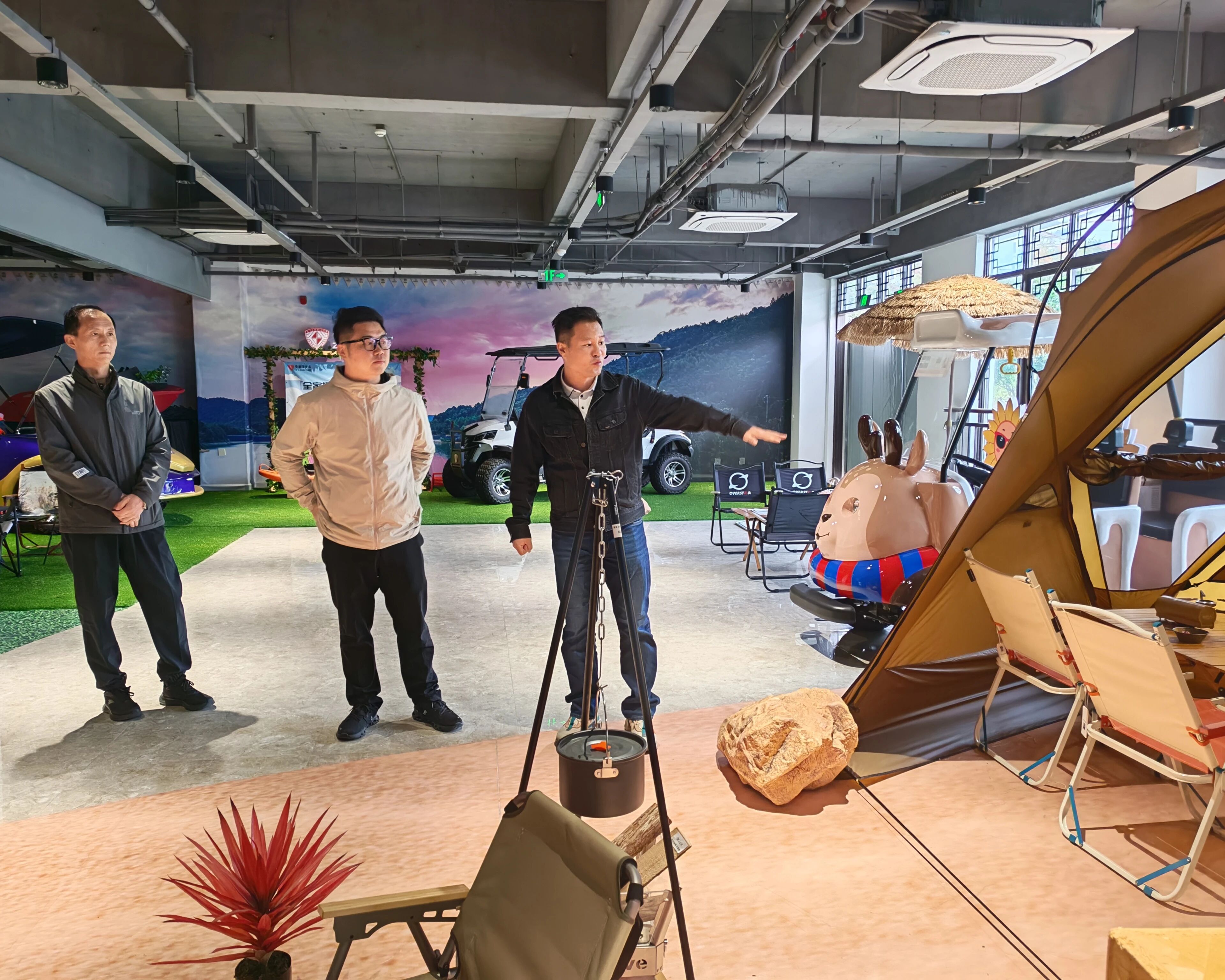 河北固安大清河管委会与固安国际商贸城相关领导莅临露营之家全球供应链贸易中心考察交流(图3) 河北固安大清河管委会与固安国际商贸城相关领导莅临露营之家全球供应链贸易中心考察交流(图3)