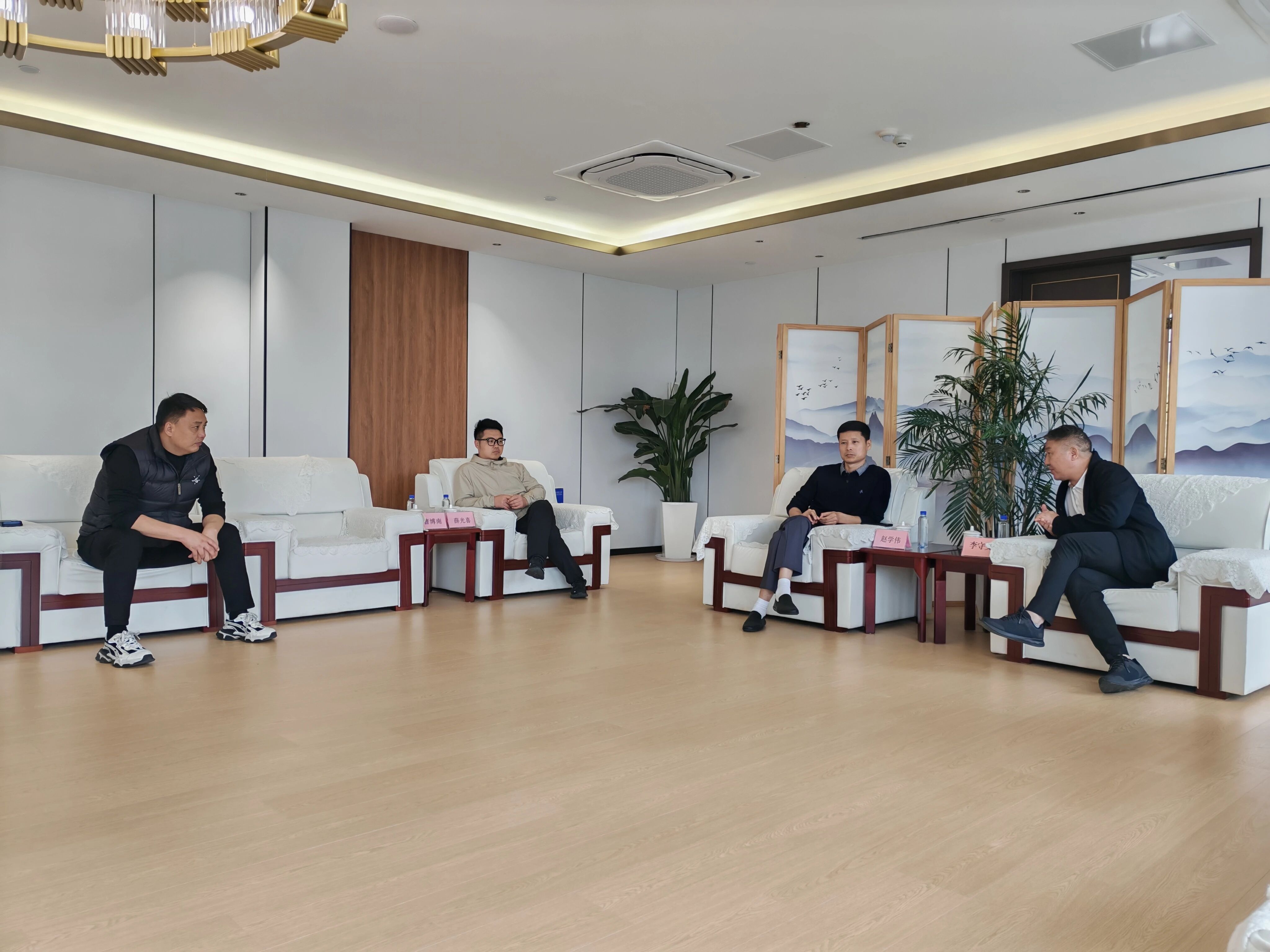 河北固安大清河管委会与固安国际商贸城相关领导莅临露营之家全球供应链贸易中心考察交流(图5) 河北固安大清河管委会与固安国际商贸城相关领导莅临露营之家全球供应链贸易中心考察交流(图5)