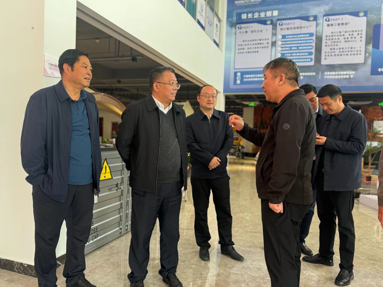 桐城市市委书记章周中一行莅临露营之家全球供应链贸易中心(图2)