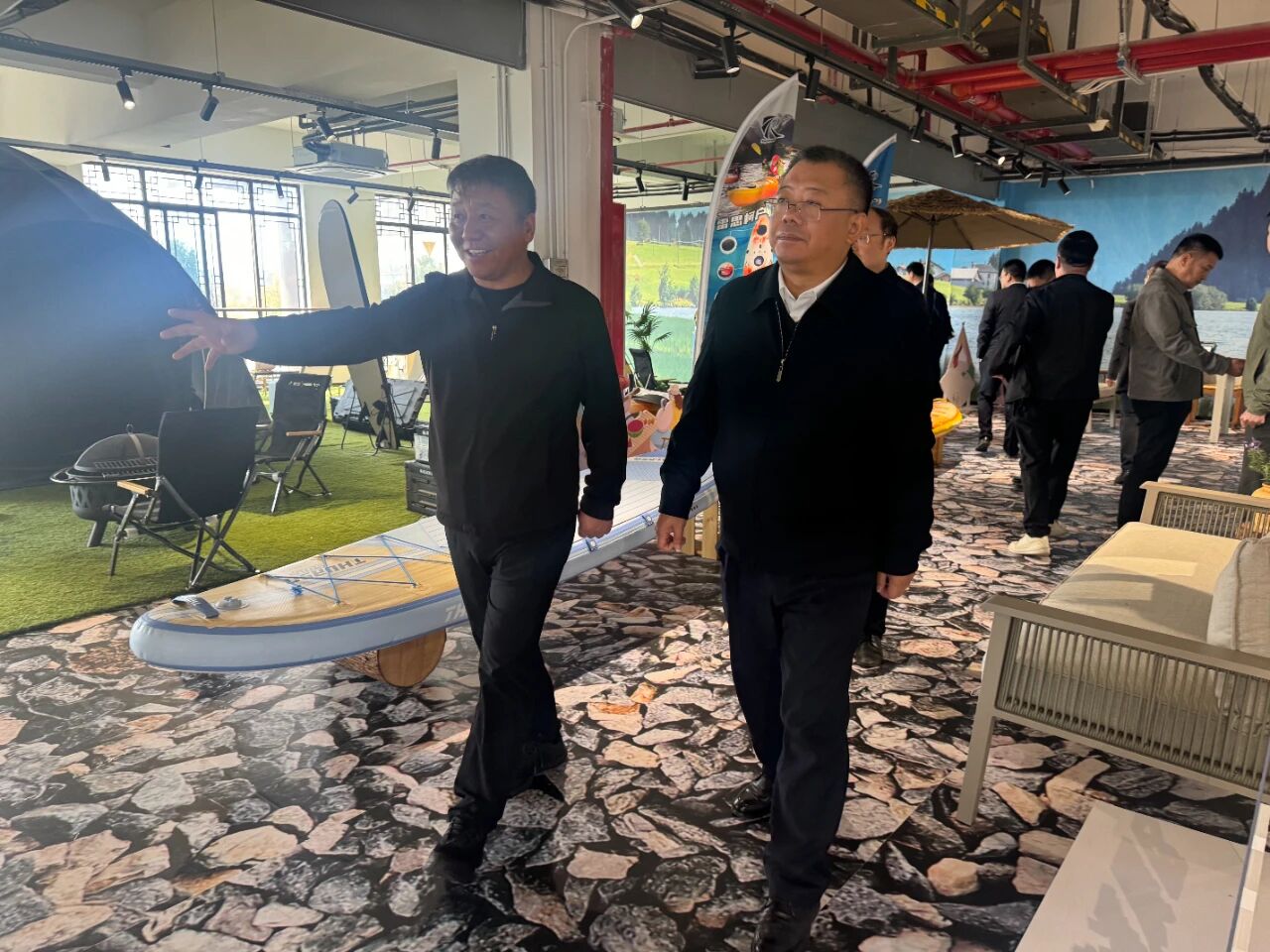 桐城市市委书记章周中一行莅临露营之家全球供应链贸易中心(图3)