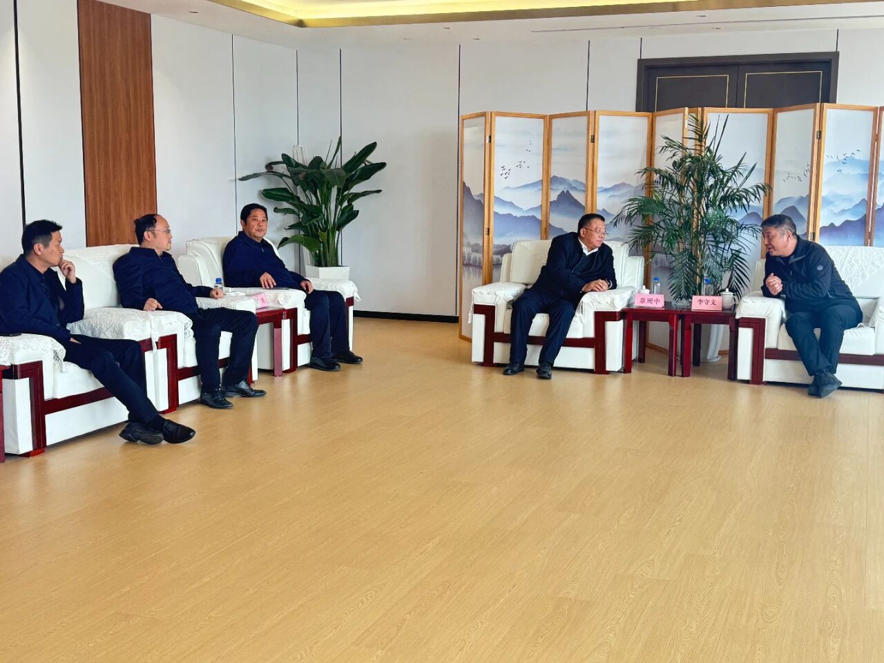 桐城市市委书记章周中一行莅临露营之家全球供应链贸易中心(图4)