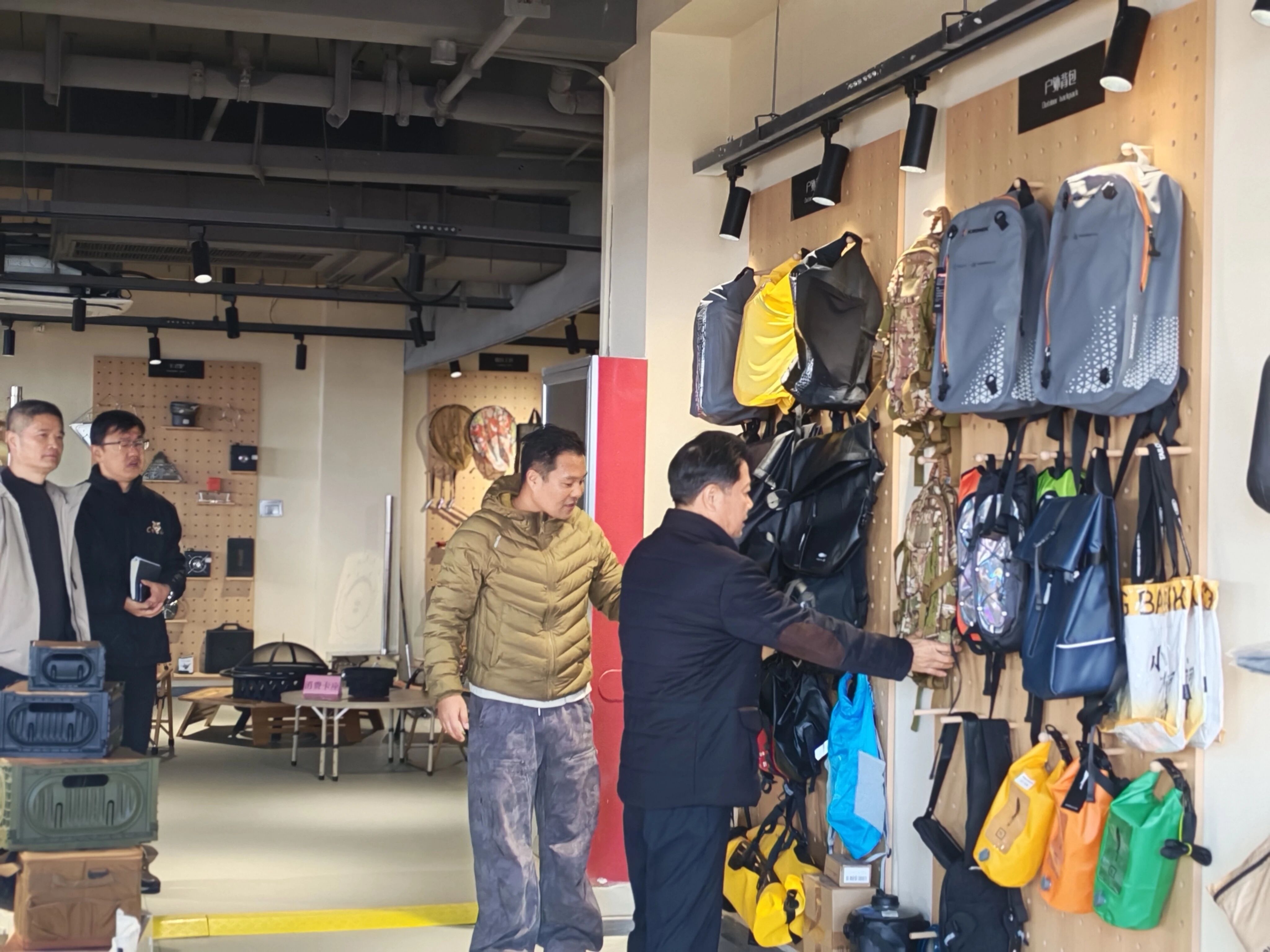 金华市政协副主席祝伦根一行莅临露营之家全球供应链贸易中心考察调研(图5) 金华市政协副主席祝伦根一行莅临露营之家全球供应链贸易中心考察调研(图5)