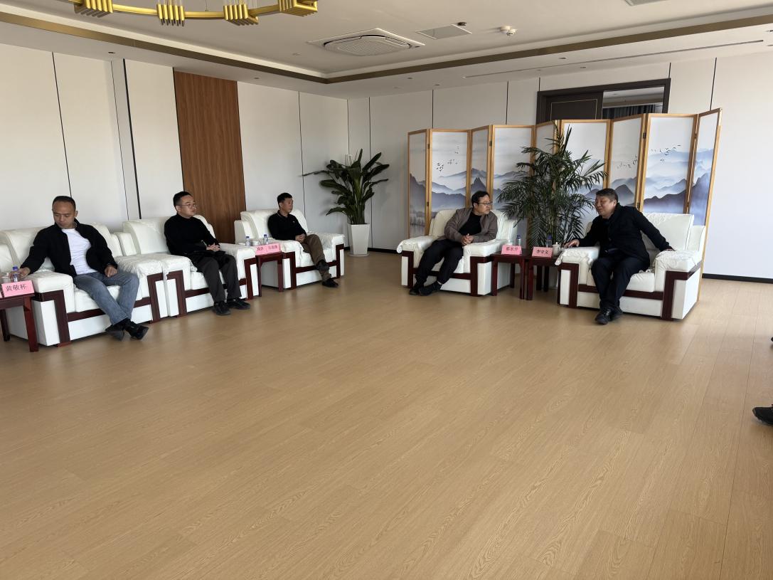 晋江市内坑镇镇党委组织委员、宣传委员蔡东升一行在浙江省乡村建设促进会副会长陈滔陪同下赴露营之家全球供应链贸易中心考察调研(图4) 晋江市内坑镇镇党委组织委员、宣传委员蔡东升一行在浙江省乡村建设促进会副会长陈滔陪同下赴露营之家全球供应链贸易中心考察调研(图4)