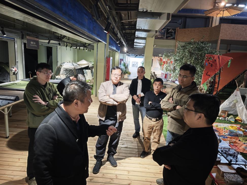 晋江市内坑镇镇党委组织委员、宣传委员蔡东升一行在浙江省乡村建设促进会副会长陈滔陪同下赴露营之家全球供应链贸易中心考察调研(图2) 晋江市内坑镇镇党委组织委员、宣传委员蔡东升一行在浙江省乡村建设促进会副会长陈滔陪同下赴露营之家全球供应链贸易中心考察调研(图2)