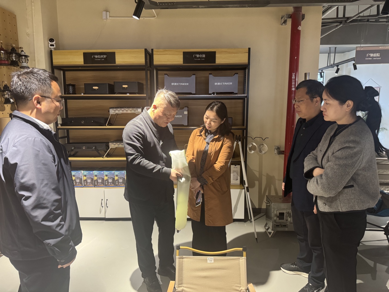 鹰潭市人民政府副市长万玲一行赴露营之家全球供应链贸易中心考察调研(图3)