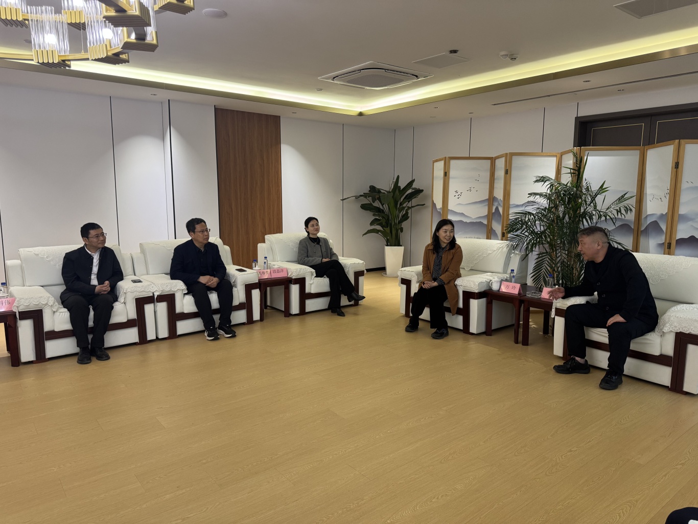 鹰潭市人民政府副市长万玲一行赴露营之家全球供应链贸易中心考察调研(图6)