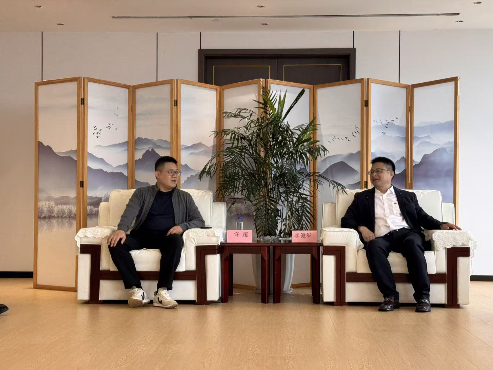 义乌市文化旅游发展有限公司副总经理许超一行莅临露营之家全球供应链贸易中心考察(图5)