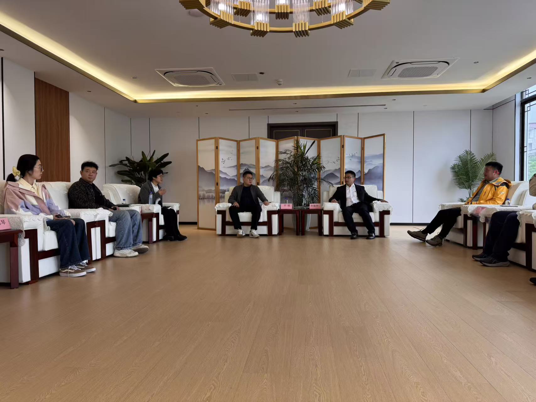 义乌市文化旅游发展有限公司副总经理许超一行莅临露营之家全球供应链贸易中心考察(图6)