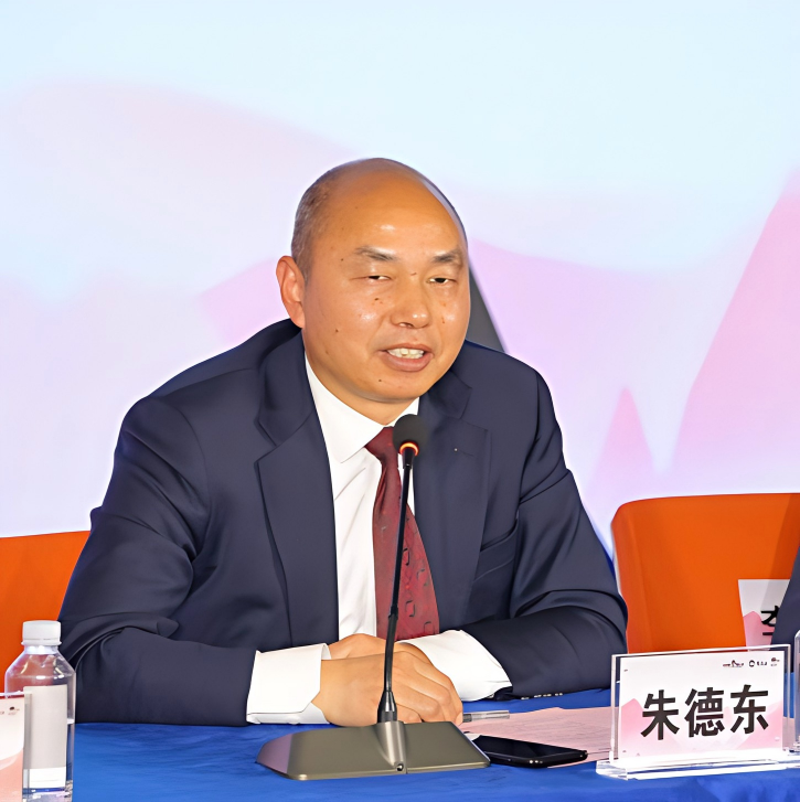 北京建工五建集团董事长朱德东2026中国（金华山）国际露营大会新闻发布会答记者(图2)