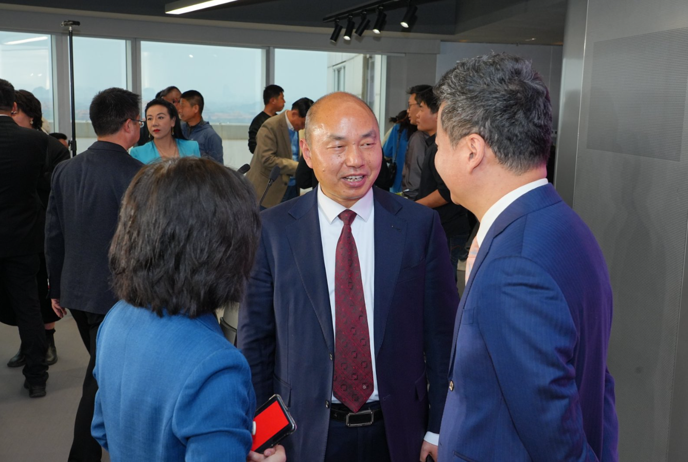 北京建工五建集团董事长朱德东2026中国（金华山）国际露营大会新闻发布会答记者(图3)