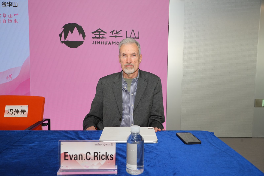 法高智能体乐园资深导演Evan.C.Ricks先生   2026中国（金华山）国际露营大会发布会答记者问(图1)
