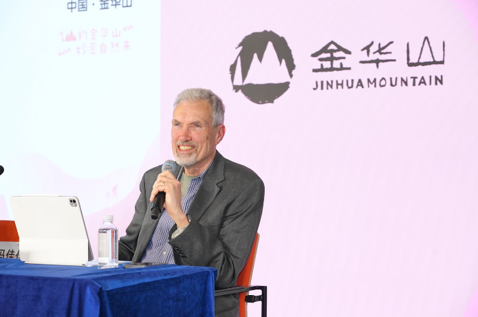 法高智能体乐园资深导演Evan.C.Ricks先生   2026中国（金华山）国际露营大会发布会答记者问(图2)