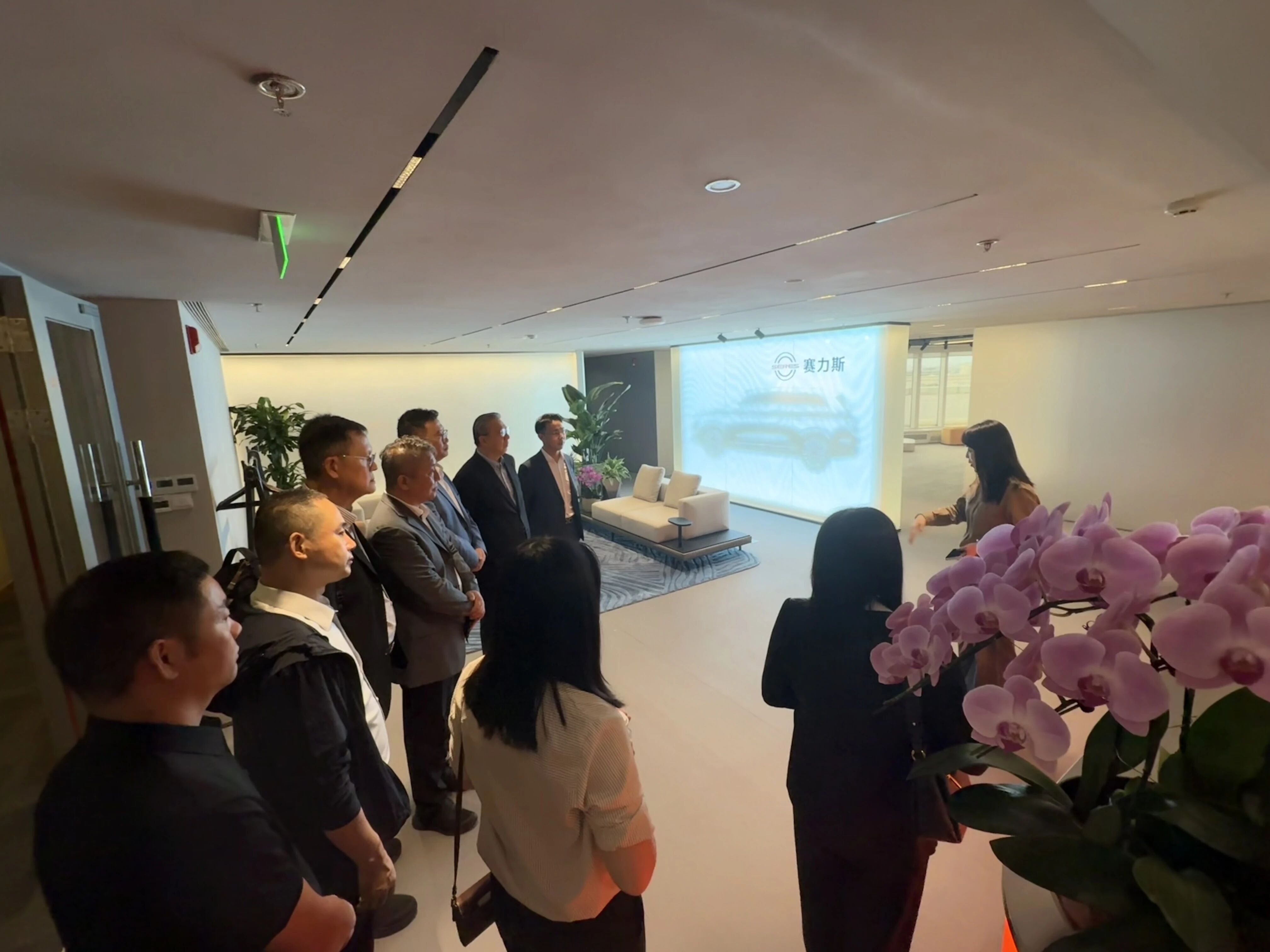 科创联结山海 智启中国与东盟|马来西亚及江苏九洲投资集团代表团走访赛力斯集团北京代表处(图3) 科创联结山海 智启中国与东盟|马来西亚及江苏九洲投资集团代表团走访赛力斯集团北京代表处(图3)